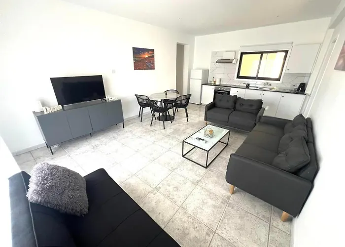 Easybook Cy 205 * ラルナカ