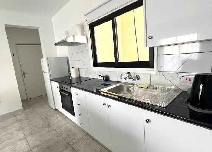 Easybook Cy 205 * Lárnaca